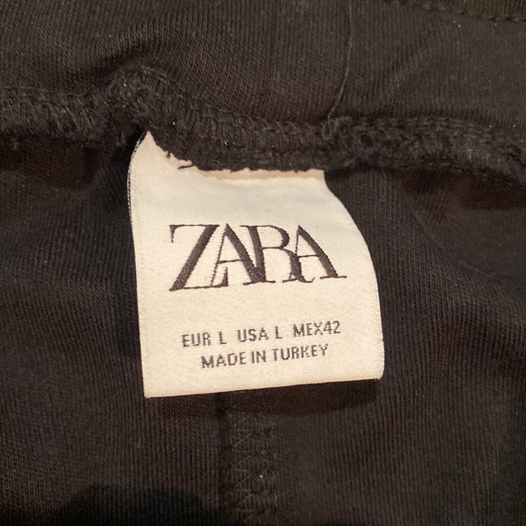 Men’s Zara slim fit cargo joggers with drawstring waist. Zippered side pockets. - Picture 3 of 4